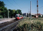 Wien Wiener Stadtwerke-Verkehrsbetriebe (WVB) SL 25 (E1 4750 (SGP 1971)) XXII, Donaustadt, Sebaldgasse im Juli 1977. - Scan eines Diapositivs. Kamera: Leica CL.