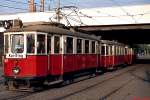 Ostern 1974 hält M 4057 mit zwei Beiwagen als Linie AK am Praterstern. Die Fahrzeuge dieser Reihe wurden zwischen 1927 und 1929 in Dienst gestellt und waren bis 1979 im Plandienst anzutreffen. Der abgebildete Triebwagen wurde nach 50 Jahren erst am 19.01.1979 ausgemustert. Bei der Linie AK handelte es sich um eine Rundlinie vom Praterkai über den Ring, in der Gegenrichtung verkehrte die Linie A. 1981 wurden diese Linien eingestellt.

