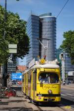 Der zur  Vienna Ring Tram  umgebaute E1 4867 ist soeben vom Julius Raab Platz in den Stubenring eingebogen.