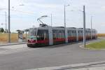 Wien Wiener Linien SL 26 (B 660) Hausfeldstrasse / U-Bahnhof Hausfeldstrasse am 8. Juli 2014.