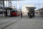 Wien Wiener Linien SL 33 (E1 4689) Floridsdorf, S-/U-Bahnhof Floridsdorf / Franz-Jonas-Platz am 18. März 2000.