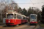 Planmäßig verkehren auf der Linie 58 nur Niederflurwagen der Reihe ULF - A1,bei Fahrzeugengpässen gelangen auch Garnituren der Reihe E2 + c5 zum Einsatz.
Am 19.02.2015 mußten E2 + c5 4039 + 1439 aushelfen, die hier in der Endstelle Unter St. Veit/ Hummelgasse abgelichtet werden konnten.