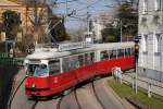 Sehr eng ist die Ausfahrt aus der Schleife Hohe Warte, die direkt in die Steilstrecke übergeht. E1 4855 biegt aus der Geweygasse in den Straßenzug Hohe Warte ein, um die Fahrt in Richtung Schottentor anzutreten. (21.03.2015)