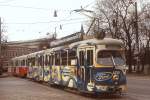 E1 4730 als Linie Bk nach Kaisermühlen im Frühjahr 1975 auf dem Ring, im Hintergrund das Parlament. Als erster wiener Wagen erhielt er am 30.11.1974 eine Vollreklame (damit ist gemeint, dass nicht nur die Seitenwände, sondern auch die Plattformen beklebt waren). Allzuviel andere Straßenbahnwagen dürften nicht eine solche Beklebung bekommen haben, denn wegen Beschwerden anderer Verkehrsteilnehmer mussten ab 1975 Front und Heckteil rot bleiben. Ein älterer Wiener neben mir regte sich darüber auf:  Furchtbar, wie a Groscherlwagen im Prater .