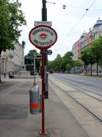 Wien WL Strassenbahnhaltestelle für die Linie 2 Julius-Raab-Platz (Stubenring / Julius-Raab-Platz / Uraniastrasse) am 1.