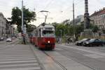 Wien Wiener Linien SL 49 (E1 4538) Neubaugürtel / Felberstraße am Abend des 30. Juni 2015. - Der Zug hat die Stammstrecke der Linie 49 verlassen und fährt zum Betriebsbahnhof Rudolfsheim. In Wien gelten die Züge, die zu den Betriebsbahnhöfen fahren, als Linienwagen (Betriebswagen) bis zur letzten Haltestelle vor dem Betriebsbahnhof, wie es zum Beispiel auch der Fall in Kopenhagen war und noch in Berlin ist.