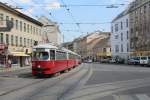 Wien WL SL 43 (E1 4862 + c4 1352) Hernalser Hauptstraße / Taubergasse am 1. Juli 2015. - Dieser Zug wartete auf freie Bahn, damit er in der Haltestelle Rosensteingasse (hinter dem Fotografen) ankommen konnte. Die Haltestelle war einige Minuten von einer Straßenbahn mit technischen Problemen gesperrt, und dadurch bildete sich ein kleiner Stau von Straßenbahnen.