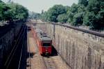 Wien WVB Stadtbahnlinie DG (N1 2965) in der Nähe vom Schloss Schönbrunn am 15. Juni 1971. - Scan von einem Farbnegativ. Film: Kodacolor X. Kamera: Kodak Retina Automatic II.