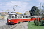 Wien WVB SL 132 (F 722 (SGP 1963) mit einem Bw des Typs l3 (1701 - 1900; Gräf&Stift 1959 - 1962)) XXI, Floridsdorf, Strebersdorf, Edmund-Hawranek-Platz am 2. August 1972. - Scan von einem Farbnegativ. Film: Kodacolor X. Kamera: Kodak Retina Automatic II.  