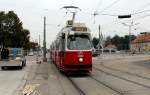 Wien Wiener Linien Straßenbahntypen in Betrieb. - Stand: Mitte Oktober 2015. - Die Triebwagenserie E2 4001 - 4098  wurde in den 1977 - 1990 von der Firma SGP in Wien-Simmering gebaut. - Foto: E2 4092 (Bj 1989) als SL 71 in der Simmeringer Hauptstaße (am Zentralfriedhof 3. Tor) am 12. Oktober 2015.