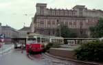 Wien WVB SL G2/ (E1 4774) Schottentor (in der oberen Schleife) am 20. Juli 1974. - Die SL G2/ war zu der Zeit die  Sonntagsausgabe  der SL G2 (Radetzkystraße - Hohe Warte); die G2/ fuhr zwischen Schottentor und Hohe Warte, eine Linienführung, die derjenigen der ehemaligen und der heutigen SL 37 entsprach. - Der von SGP 1972 gebaute E1 4774 ist noch in Betrieb. - Scan von einem Farbnegativ. Film: Kodacolor II. Kamera: Kodak Retina Automatic II.