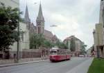 Wien Wiener Verkehrsbetriebe SL 9 (E 4618, ex E 4458, SGP 1962) Vinzenzgasse am 21. Juli 1974. - Die letzten Gelenktriebwagen des Typs E wurden 2007 ausgemustert. - Die Kirche im Hintergrund ist die Lazaristenkirche Pfarr- und Ordenskirche des Heiligen Severin. - Scan von einem Farbnegativ. Film: Kodacolor II. Kamera: Kodak Retina Automatic II.