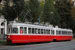 Fahrzeugparade 150 Jahre Straßenbahn in Wien: C1 141 + c1 1241 aus dem Jahr 1955 im Zustand der Ablieferung.