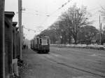 Wien Wiener Verkehrsbetriebe Allerheiligenverkehr 1975: En Dreiwagenzug der Zentralfriedhoflinie 46Z (M 4022 + m +m) nähert sich am 1. November 1975 in der Simmeringer Hauptstraße der Endstation, dem dritten Tor des Zentralfriedhofs. - Scan von einem S/W-Negativ. Film: Kodak Tri X Pan. Kamera: Kodak Retina Automatic II.