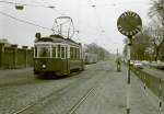 Wien Wiener Verkehrsbetriebe Allerheiligenverkehr 1975: Ein Zug der SL 71 (B 75 + b) erreicht am 1. November 1975 die Endstation vor dem 3. Tor des Zentralfriedhofs. - Scan von einem S/W-Negativ. Film: Kodak Tri X Pan. Kamera: Kodak Retina Automatic II.