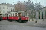 Wien Wiener Verkehrsbetriebe Allerheiligenverkehr 1975: M 4040 + m3 5333 als SL 46Z Joachimsthaler Platz am 1. November 1975. - Rechts im Bild sieht man einen kleinen Teil des Betriebsbahnhofs Ottakring in der damaligen Erscheinung. - Scan von einem Farbnegativ. Film: Kodacolor II. Kamera: Kodak Retina Automatic II.