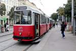 Wien Wiener Linien SL 18 (c5 1440 + E2 4040) Hst. Margaretengürtel / Arbeitergasse am 12. Oktober 2015. - E2 4040: SGP 1980; c5 1440: Rotax 1979.