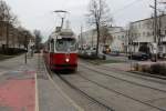 Wiener Linien SL 67 (E2 4082 (SGP 1988)) Otto-Probst-Straße (Hst. Tesarekplatz) am 15. Februar 2016.