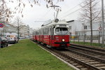 Früher - und kühler - Frühling in Wien - am 22. März 2016: Wiener Linien SL 6 (E1 4505) Kaiserebersdorf, Svetelskystraße.