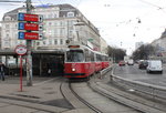 Wien Wiener Linien SL 1 (E2 4021 + c5 1421) Innere Stadt, Schottentor am 24. März 2016.