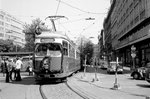 Wien WVB: SL 66 beim Verlassen der Endstation Ring / Oper (Kärntner Ring / Kärntner Straße) am 1. Mai 1976. - Bis 1998 begann am 1. Mai der Betrieb auf den Straßenbahnlinien erst ca. 14 Uhr. Der erste Zug jeder Linie fuhr dann geschmückt, so wie es auf dem Bild von der SL 66 zu sehen ist. - Scan von einem S/W-Negativ. Film: FP 4. Kamera: Kodak Retina Automatic II.