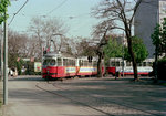 Wien WVB SL B (E1 4742 (SGP 1971)) Donaustadt, Kaisermühlen, Schüttauplatz am 1. Mai 1976. - Scan von einem Farbnegativ. Film: Kodacolor II. Kamera: Minolta SRT-101.