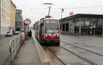 Wien Wiener Linien Straßenbahn: Wagentypen in Betrieb im Feber / Februar 2016: ULF-Tw A1. - Der Tw A1 131 auf der SL 62 hält an der Halstestelle Dörfelstraße in der Eichenstraße. Datum: 18. Feber / Februar.