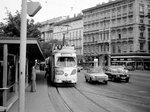 Wien WVB SL B (E1 4734 (SGP 1971; noch in Betrieb)) Innere Stadt, Opernring / Babenbergerstraße (Hst. Burgring) am 3. Mai 1976. - In den Jahren 1975 bis 1984 warb der GT6 E1 4734 für die Fruchtsaft der Firma Spitz. - Scan von einem S/W-Negativ. Film: Ilford FP4. Kamera: Kodak Retina Automatic II.