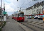 Wien Wiener Linien SL 71 (E2 4308) Simmering, Simmeringer Hauptstraße am 22. März 2016. - Schon seit 1028 kennt man den Ortsnamen Simmering. - Wiens 11. Bezirk Simmering besteht seit 1892 aus den Orten Simmering, Kaiserebersdorf, Albern und Teilen von Schwechat und Kledering.