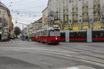 Wien Wiener Linien: Außerhalb der Stammstrecke! Ein Zug der SL 1 bestehend aus dem Tw E2 4016 und dem Bw c5 1416 befindet sich am 15. Februar 2016 am Quellenplatz im 10. Bezirk Favoriten. Der Zug fährt in Richtung Prater Hauptallee. - Das königliche Lustschloss Favorita auf der Wieden (heute: Theresianum) war die Namengeberin des 10. Bezirkes.