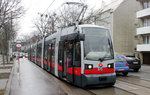 Wien Wiener Linien SL 43 (B 615) Hernals, Alszeile (Hst. Himmelmutterweg) am 17. Februar 2016. - Alszeile: Benannt nach der Häuserzeile, die am Alser Bach erbaut wurde. Der Name existiert seit 1897. - Himmelmutterweg: Offizieller Name seit 1949; benannt nach einem Gasthausschild  Zur Himmelmutter .