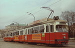 E1 4487 und Beiwagen c1 1217 sind als Linie Ak Anfang April 1974 auf dem Ring in Richtung Stadion unterwegs, im Hintergrund das Burgtheater