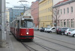 Wien Wiener Linien SL 6 (E2 4079) Simmering, Gottschalkgasse / Sedlitzkygasse am 18. Februar 2016.