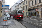 Wien Wiener Linien SL 49 (E1 4549 + c4 1362) Siebensterngasse / Siebensternplatz am 19. Februar 2016.