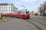 Wien Wiener Linien SL 30 (E1 4799 + c4 1313) Floridsdorf, Stammersdorf, Bahnhofplatz am 23. März 2016. - Die Bezeichnung Bahnhofplatz und die im Hintergrund auf einem sehr kurzen Gleisstück abgestellte Rangierlok erinnern an die Stammersdorfer Lokalbahn (Stammersdorf - Obersdorf - Dobermannsdorf), die bis 1988 Stammersdorf mit dem Weinviertel (NÖ) verband. Aber im Mai 1988 stellte die ÖBB den Bahnbetrieb zwischen Stammersdorf und Obersdorf ein.