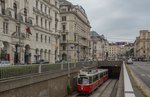 Ein Zug der Linie 41 auf der Rampe von/zur Station Schottentor am Weg Richtung Pötzleinsdorf.