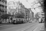 Wien WVB SL T (B 66 + b) Innere Stadt, Parkring / Dr.-Karl-Lueger-Platz am 3. November 1976. - Simmering-Graz-Pauker AG, Werk Simmering (SGP) baute 1951 - 1952 die Triebwagen des Typs B (51 - 100) und 1952 die Beiwagen des Typs b (1401 - 1490). Tw 66 wurde 1951 hergestellt. - Die letzten B+b-Garnituren fuhren am 31. Oktober 1979. - Scan von einem S/W-Negativ. Film: Ilford FP 4. Kamera: Minolta SRT-101. 