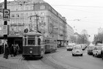 Wien WVB SL D (L4 585 + l3) Innere Stadt, Dr.-Karl-Lueger-Ring / Schottentor. - Der Tw L4 585 wurde 1961 von der SGP gebaut. Die Beiwagenserie l3 (1701 - 1900) wurde 1959 - 1962 von der Firma Gräf & Stift in Wien-Liesing hergestellt. Die letzten Triebwagen des Typs L4 wurden 1984 ausgemustert, während die Beiwagen des Typs l3 bis 1986 in Betrieb waren. - Schon 1276 erwähnen Urkunden das Schottentor. 1155 wurden irische Benediktinermönche nach Wien berufen - diese irischen Mönche nannte man Schotten, daher die Namen Schottentor, Schottengasse und Schottenring. - Dr. Karl Lueger (1844 - 1910) war in den Jahren 1897 bis 1910 Bürgermeister von Wien. Der Teil der Ringstraße von der Schottengasse bis zur Verlängerung der Stadiongasse am Rathausplatz / am Parlament wurde 1934 nach Dr. Lueger benannt. Seit 2012 heißt dieser Teil der Ringstraße Universitätsring. - Scan von einem S/W-Negativ. Film: Ilford FP 4. Kamera: Minolta SRT-101.