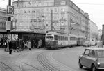 Wien WVB SL 25K (E1 4786 + c2/c3) Innere Stadt, Dr.-Karl-Lueger-Ring / Schottentor am 3. November 1976. - Der Tw E1 4786 wurde 1972 von der SGP (in Wien-Simmering) hergestellt. Die Beiwagen des Typs c2 und des Typs c3 wurden 1954 - 1959 bzw. 1959 - 1962 von den Lohnerwerken (in Wien-Floridsdorf) gebaut. - Scan von einem S/W-Negativ. Film: Ilford FP 4. Kamera: Minolta SRT-101.  