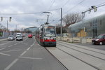 Wien Wiener Linien SL 67 (B1 748) Favoriten, Favoritenstraße / Alaudagasse am 21. März 2016. - Die Bauarbeiten in Verbindung mit der Verlängerung der U-Bahnlinie U1 vom Reumannplatz bis Oberlaa sind in vollem Gang. Die Arbeiten drücken dem Straßenbild ihr Gepräge auf, wie es auf dem Bild zu sehen ist. - Benannt wurde die Alaudagasse 1968 nach der römischen Legion  Alaudarum , die ihr Veteranendorf am Wienerberg hatte.