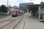 Wien Wiener Linien SL 46 (A1 103) Innere Stadt (1. Bezirk), Schmerlingplatz am 24. März 2016. - An der Haltestelle (Auerspergstraße) steht (ganz rechts im Bild) eine der öffentlichen Personenwaagen, von deren Geschichte man im interessanten Buch  Unterwegs in Wien - Kulturhistorische Streifzüge  von Peter Payer lesen kann.