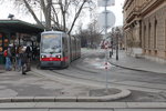 Wien Wiener Linien SL 46 (A1 96) Innere Stadt (1. Bezirk), Dr.-Karl-Renner-Ring am 24. März 2016. - Rechts im Bild ist ein kleiner Teil des Palais Epstein zu sehen. Das Palais wurde 1868 - 1871 im Stil der Neorenaissance vom dänisch-österreichischen Architekten Theophil Eduard Freiherr von Hansen erbaut.