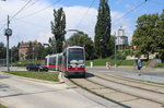 Wien Wiener Linien SL 52 (A1 127) Penzing, Ober-Baumgarten, Linzer Straße / Hütteldorfer Straße am 26. Juli 2016. - Links im Bild ist eine Straßenuhr zu sehen. Solche Uhren gibt es vielerorts in Wien. Im schon früher erwähnten Buch  Unterwegs in Wien - Kulturhistorische Streifzüge  von Peter Payer kann man im Kapitel  Auf der Höhe der Zeit  (S. 105-111) über die Geschichte der Straßenuhren lesen.