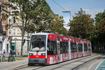 Wien ULF B1 753 mit der tollen gestalteten Emmi Caffe Latte Vollwerbung als Linie 1 bei der Salztorbrücke, 09.08.2016. 