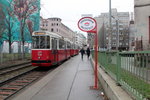 Wien Wiener Linien SL 6 (c5 1498) Favoriten (10. (X) Bezirk), Hst. Quellenstraße / Knöllgasse am 18. Februar 2016. - Die Knöllgasse erhielt 1893 ihren Namen nach dem Fleischhauer og Grundbesitzer Johann Heinrich Knöll (1806 bis 1891), der 1883 - 1887 Bezirksvorsteher von Favoriten war.