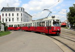 Wien Wiener Linien SL 30 (E1 4740 + c4 1301) Floridsdorf (21. (XXI) Bezirk), Stammersdorf, Bahnhofplatz am 25. Juli 2016. - Der Gelenktriebwagen E1 4740 wurde 1971 von SGP geliefert; den Beiwagen c4 1301 lieferte Rotax 1974. 