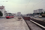 Wien WVB SL 25 (E1 4818) Donaustadt (XXII, 22. Bezirk), Wagramer Straße im Juli 1977.- E1 4818: Hersteller: SGP. Lieferung: 1974. Ausmusterung: Im Oktober 2011. Verkauf: An die Verkehrsbetriebe Kattowitz. - Scan von einem Farbnegativ. Film: Kodacolor II. Kamera: MInolta SRT-101.