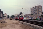 Wien WVB SL 25 (E1 4737) Donaustadt (XXII, 22. Bezirk), Kagran, Wagramer Straße im Juli 1977. - E1 4737: Hersteller: SGP. Baujahr: 1971. Ausmusterung: Am 23. Dezember 2014. - Scan von einem Farbnegativ. Film: Kodacolor II. Kamera: Minolta SRT-101.