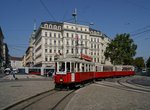 Anlsslich des Tramwaytages 2016 am 10.09.2016 waren zahlreiche historische Fahrzeuge im Einsatz. Auf dem Weg nach Wienerfeld West biegt Triebwagen 4101 (Typ M) der Wiener Linien mit den Beiwagen 3965 und 3964 (Typ k5) vom Schubertring in den Schwarzenbergplatz ein.