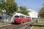 Am 8. September 2016 ist Triebwagen 4515 gemeinsam mit Beiwagen 1207 als Linie 6 unterwegs und hat auf seiner Fahrt in Richtung Burggasse-Stadthalle gerade die Katholische Kirche St. Benedikt - Am Leberberg passiert. 